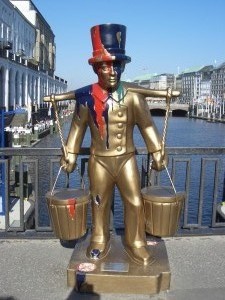 Goldener Hummel. Aktion in Hamburg, Künstler gestalten eine Hummel Figur. Der Wasserträger ist eine der Kultfiguren in Hamburg.