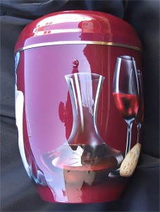 Eine Ansicht einer Urne. Rotweingläser und Decanter